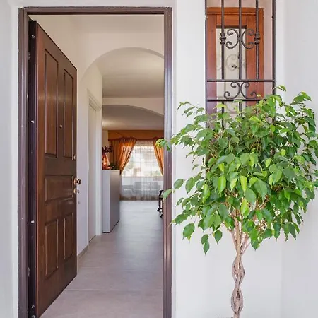 בית הארחה As 10 House